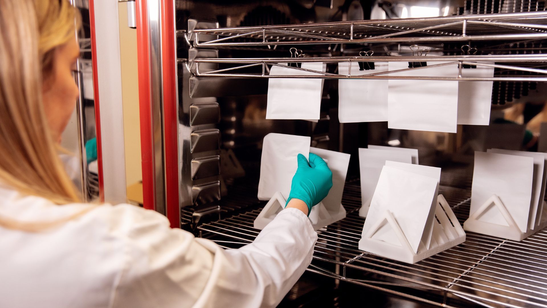 Unilever-wetenschapper test papiermateriaal om te zien of de kwaliteit, sterkte en het uiterlijk ervan behouden blijven tijdens de toeleveringsketen.