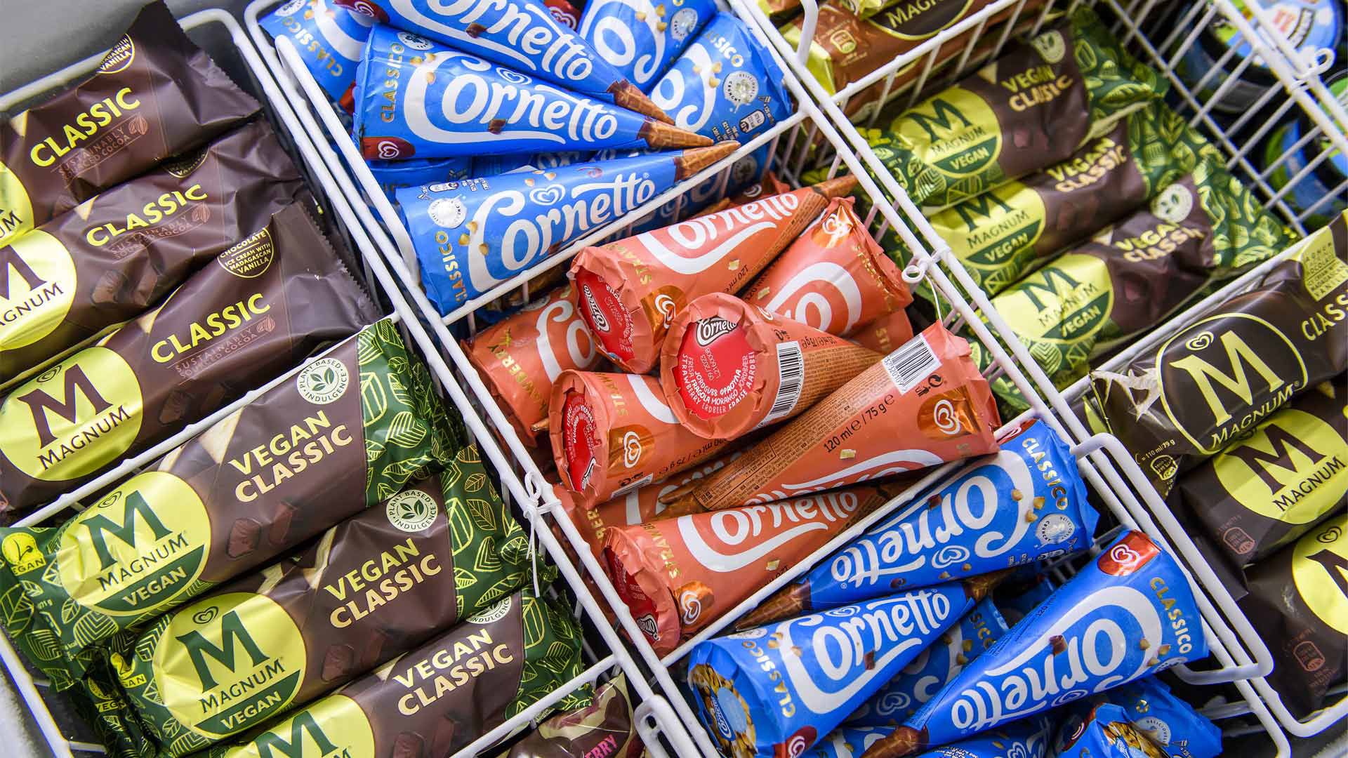 Foto van Magnum and Cornetto ijsjes in vriezer.