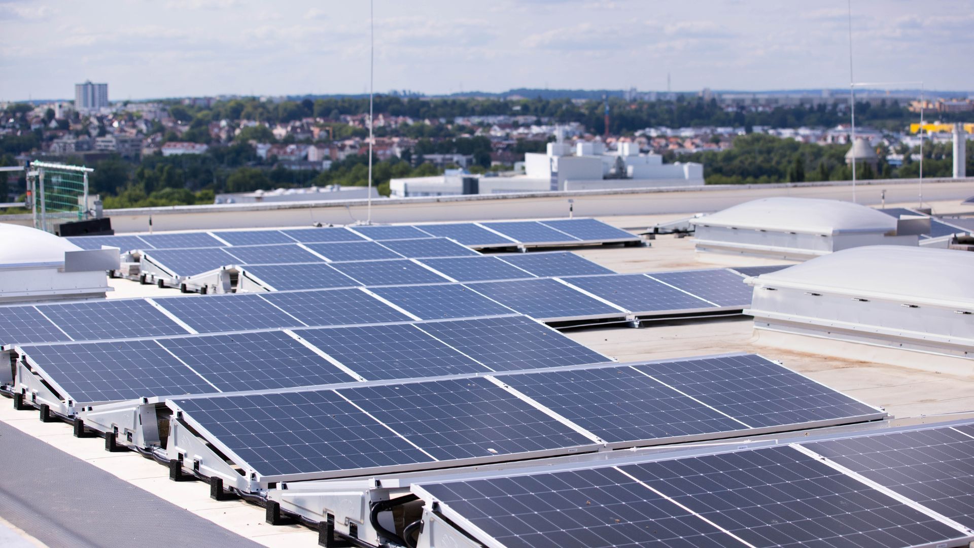 Zonne-energie-installatie bij een Unilever-fabriek in Heilbronn, Duitsland, onderdeel van onze verschuiving naar hernieuwbare energie. 