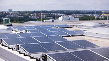 Zonne-energie-installatie bij een Unilever-fabriek in Heilbronn, Duitsland, onderdeel van onze verschuiving naar hernieuwbare energie.