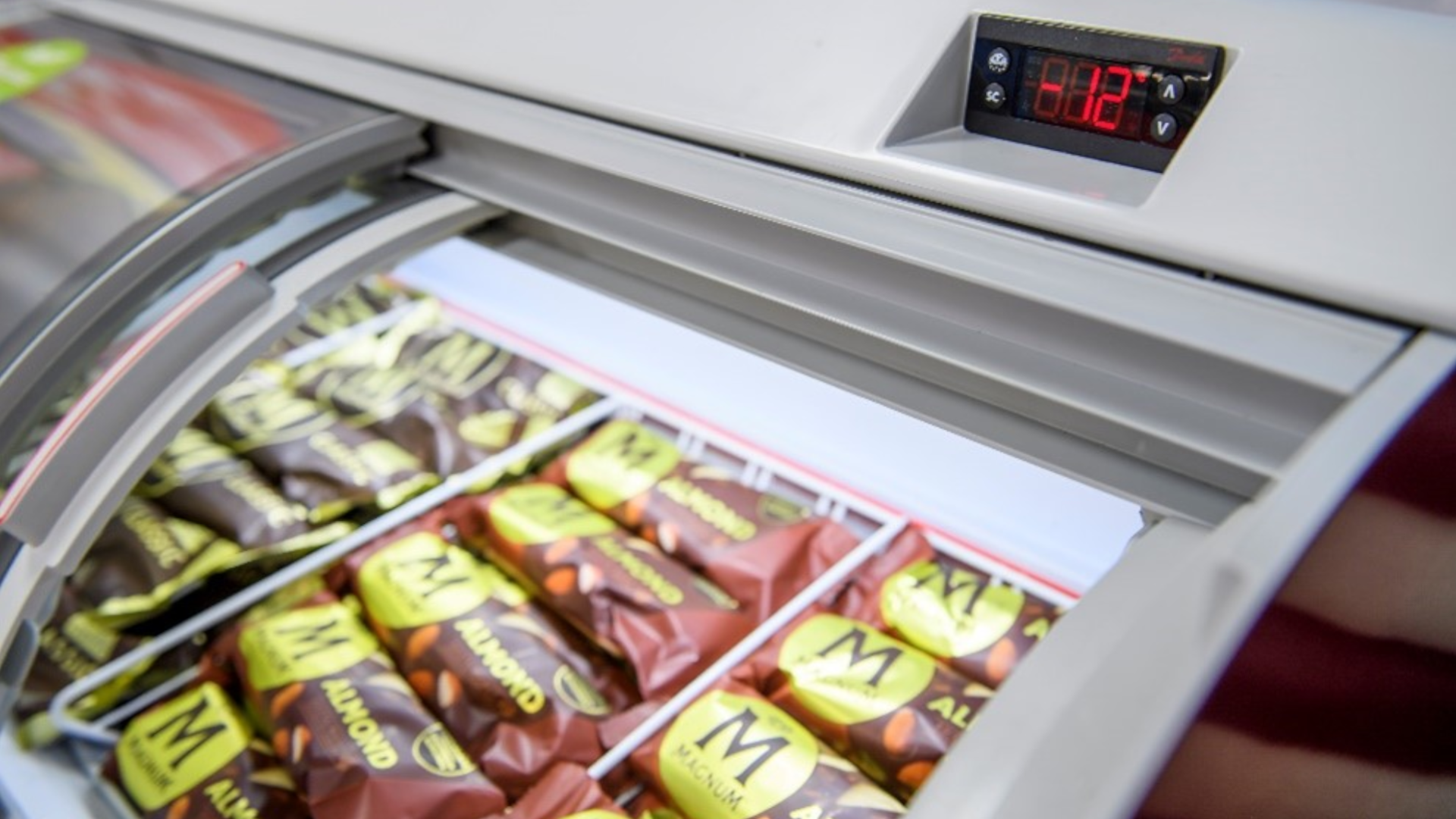 Foto van Magnum ijsjes in vriezer met graden indicatie.