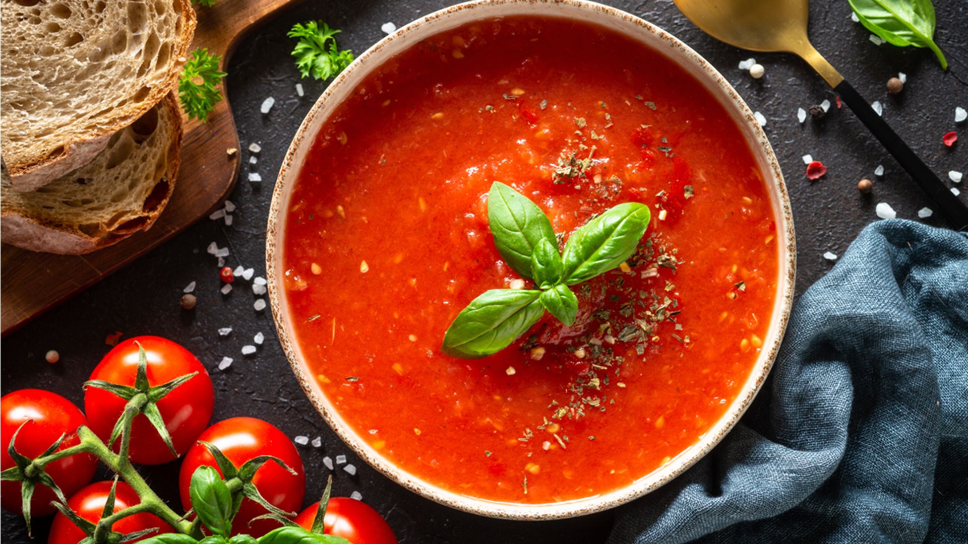 Kom soep met tomaten en brood