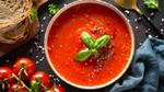 Kom soep met tomaten en brood