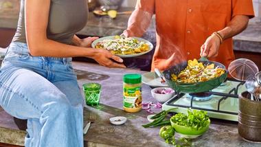 Man en vrouw die een kipgerecht bereiden met een potje van een Knorr-product.