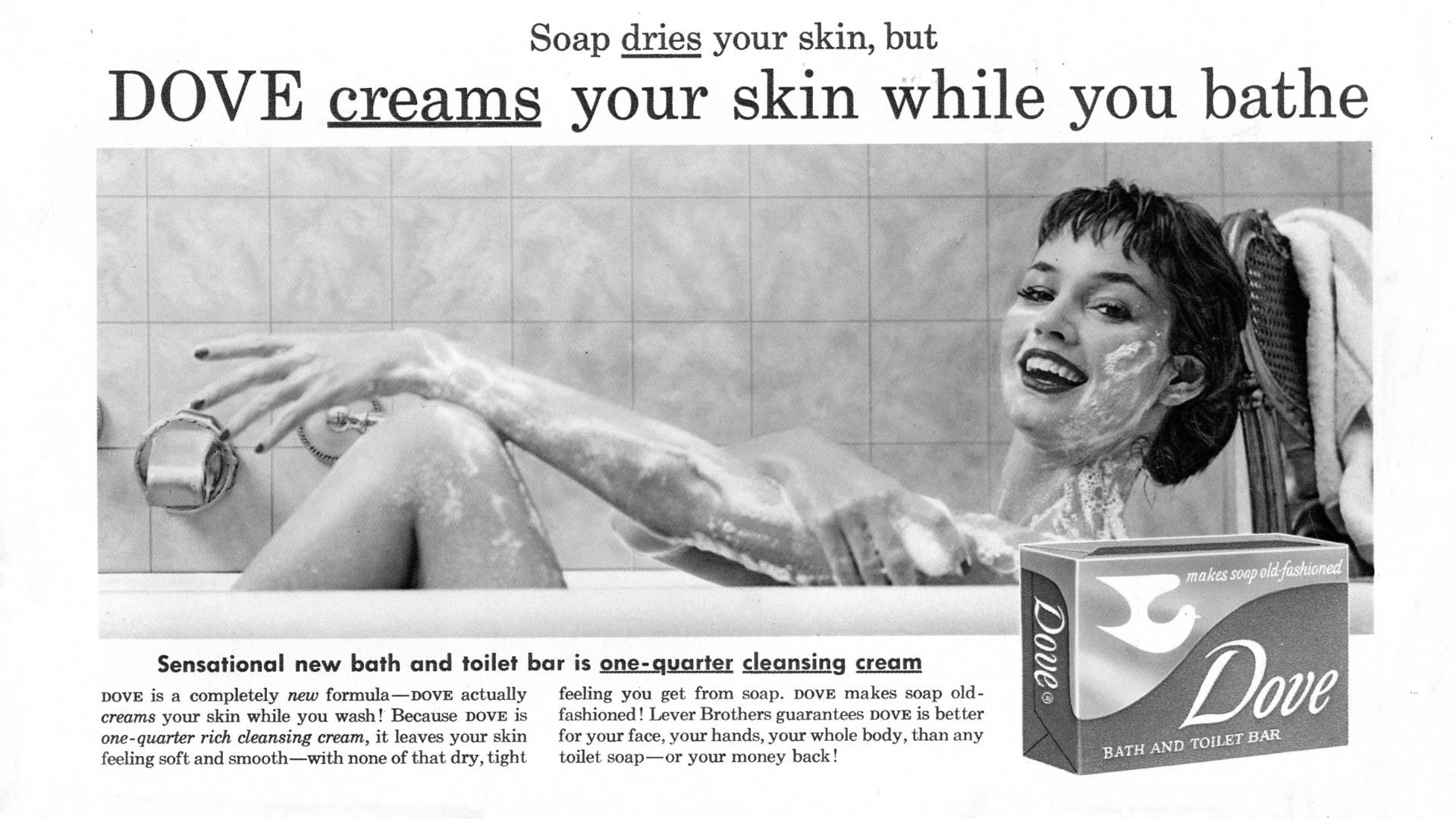 Een vintage reclame voor Dove uit de jaren zestig. Er is een vrouw afgebeeld die haar huid inzeept met een Dove Bar in een bad.