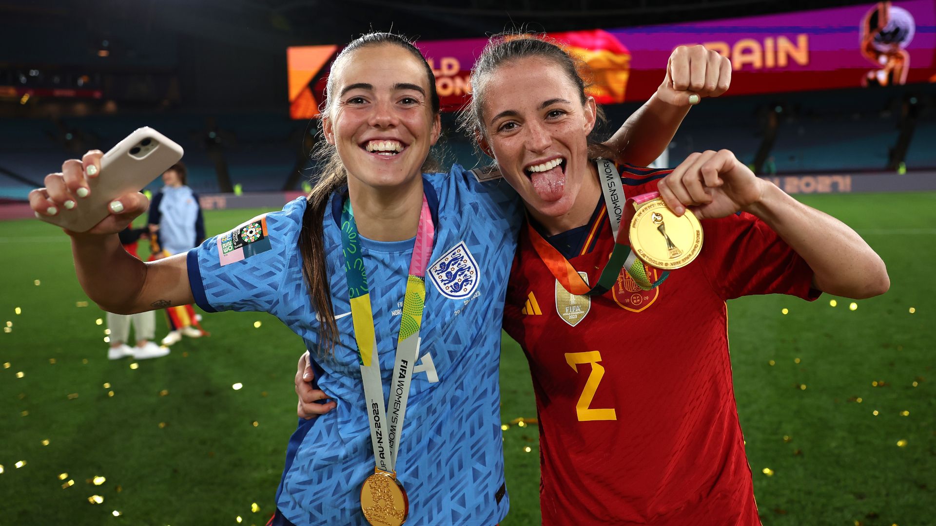 Voetbalsters tonen hun medailles – De samenwerking van Unilever met FIFA heeft tot doel merken en vrouwenvoetbal te stimuleren.