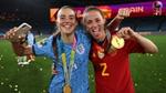 Voetbalsters tonen hun medailles – De samenwerking van Unilever met FIFA heeft tot doel merken en vrouwenvoetbal te stimuleren.