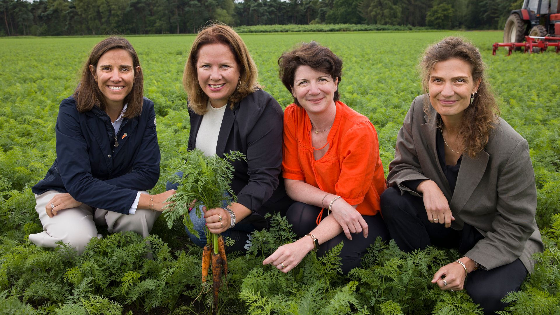 Emilie Haspeslagh (Ardo), Debora van der Zee-Denekamp (Unilever), Fanny Weinbreck (Agrifirm) en Daniek Ehrismann (Jumbo) op het wortelveld