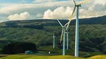 Tussen groene velden staan verschillende windmolens die hernieuwbare energie opwekken, een belangrijk onderdeel van de klimaatactieplannen van veel bedrijven.
