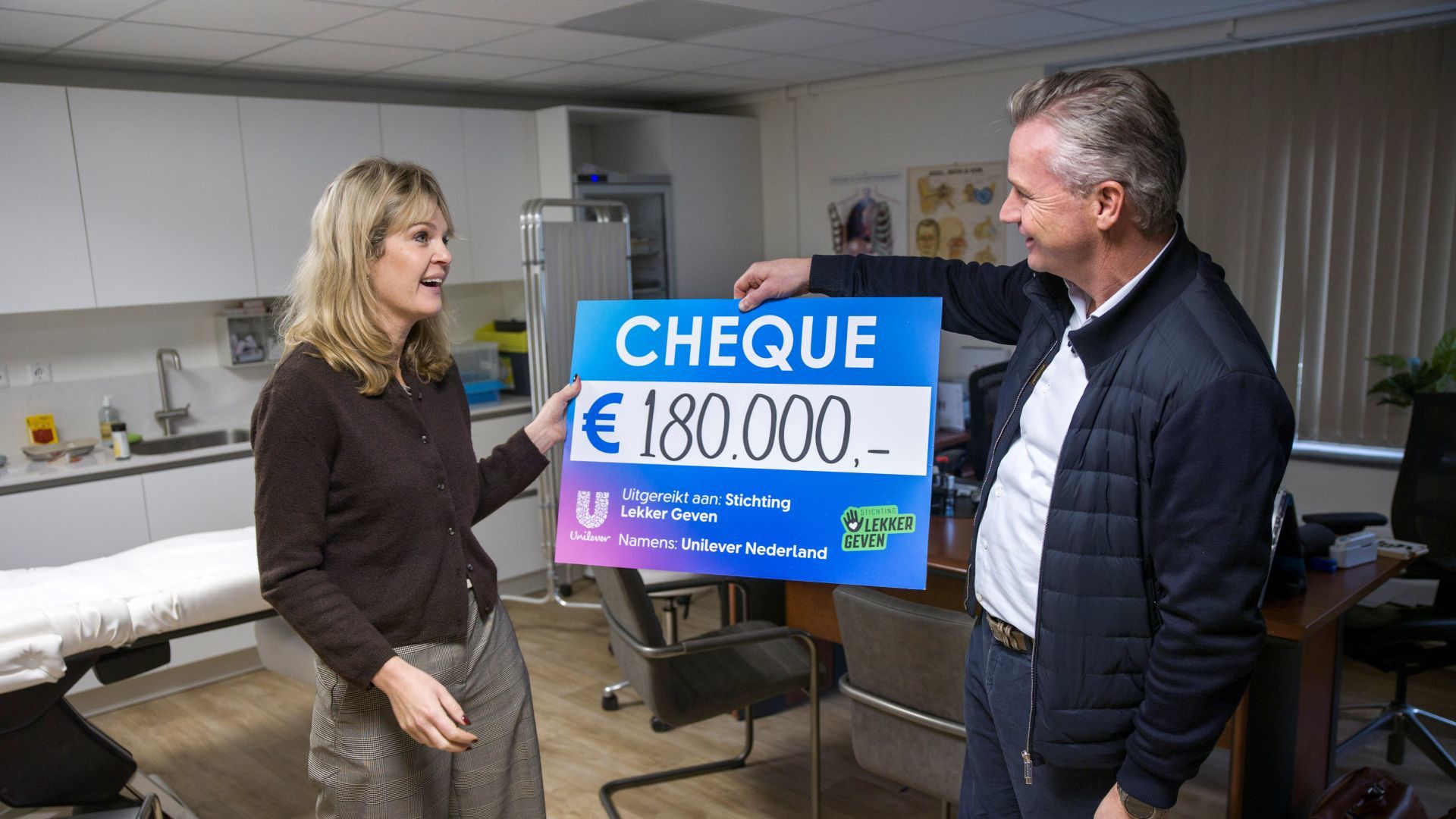 Straatarts” Michelle van Tongerloo ontvangt cheque van €180.000 geschonken van Robbert de Vreede uit naam van Unilever.
